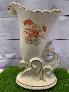 lot 86 image: Vintage Hull 31A USA Pottery Vase 10Tall