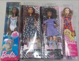 lot 126 image: Barbies...