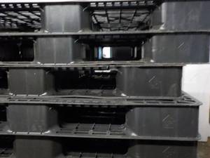 lot 262 image: 5 plastic Pallets...