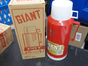 lot 322 image: Thermo Vogue Giant Flask...