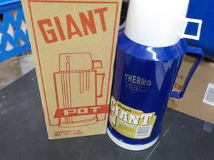 lot 323 image: Thermo Vogue Giant Flask...