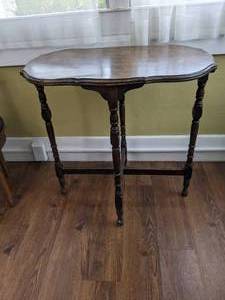 Vintage Scalloped Edge Accent Table