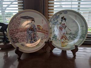 (2) Vintage Ketsuzan-Kiln Japanese Geisha Collector Plates & Plate Hodlers