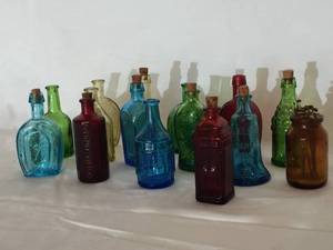 lot 64 image: 15 Glass Miniatures