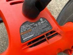 lot 82 image: Black and Decker 22 Inch Hedge Trimmer