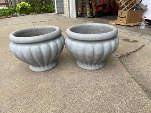 lot 83 image: 2 Large Plastic Planters