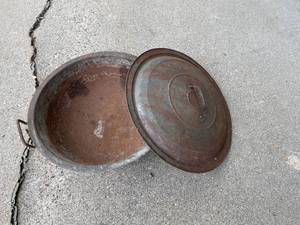 lot 85 image: Vintage Rusty Covered Decorative Pan