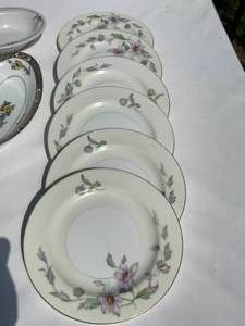 lot 103 image: Assorted Vintage Dinnerware