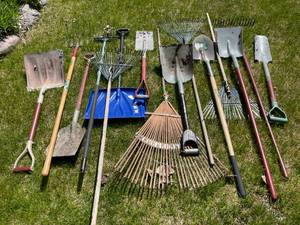 lot 109 image: Long Handled Tools