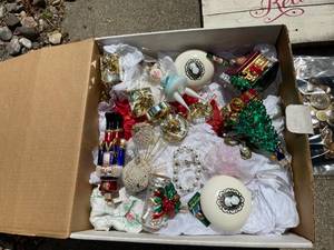 lot 112 image: Christmas Deco Lot