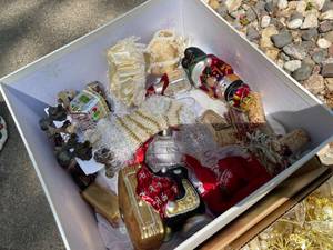 lot 113 image: Christmas Deco Lot