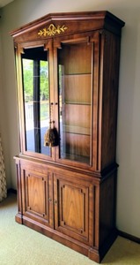 lot 1 image: Beautiful Display CabinetHutch