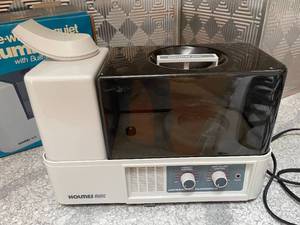 lot 160 image: Holmes Portable Ultrasonic 1 Gallon Humidifier