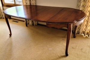 lot 20 image: Vintage Mahogany Dining Table