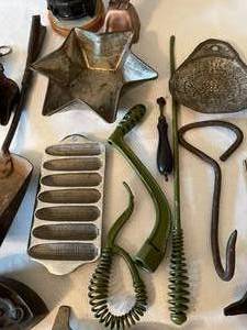 lot 168 image: Fun Collection of Vintage Home Decorative Items