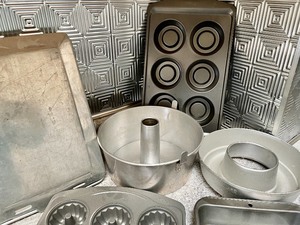 lot 217 image: Bakeware Grouping