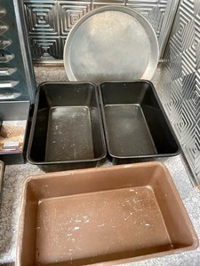 lot 219 image: Nice Variety of Bakeware