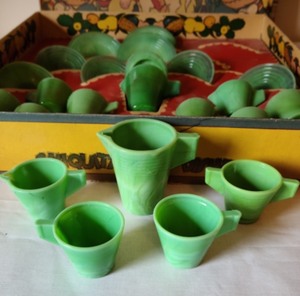 lot 35 image: Vintage Glass Toy Dish Set