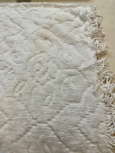 lot 288 image: White Chenille Fringed Edge BlanketBedspread