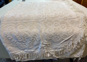 lot 295 image: White Chenille BlanketBedspread