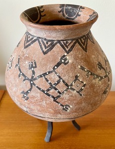 lot 37 image: Decorative Pottery Vessel