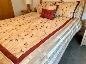 lot 63 image: Quaint Queen Bedding Ensemble