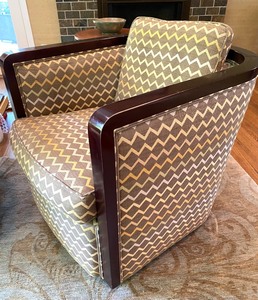lot 1 image: Pair of Amazing Comfortable Large Swivel Chairs by Vanguard Furniture