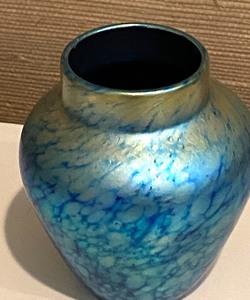 lot 20 image: Beautiful Art Glass Vase (Lundberg Studios)