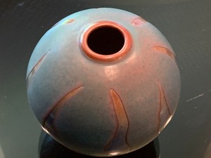 lot 96 image: Beautiful Pottery Vase