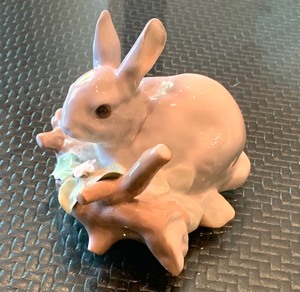 lot 100 image: Lladro Rabbit Figurine