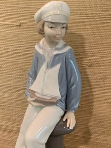 lot 105 image: Lladro Figurine (4810)