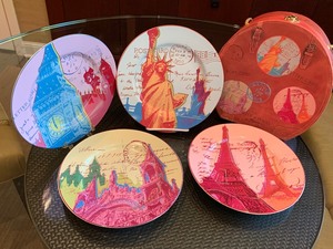 lot 128 image: Set of Four Decorative Luncheon Plates and Canape Knives