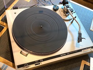 lot 147 image: Technics SL-B2 Turntable