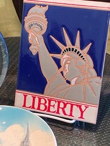 lot 166 image: Statue of Liberty Trivet and Two Collectors Plates