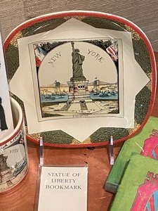 lot 168 image: Statue of Liberty Mug, Plate, Napkins and Book Marks