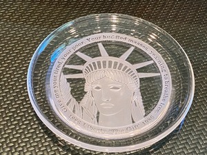 lot 167 image: Fenton The Gift Sand Carved Glass Statue of Liberty Plate