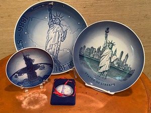 lot 170 image: Statue of Liberty Collector Plates and Ornament