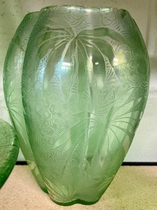 lot 281 image: Green Glass Grouping
