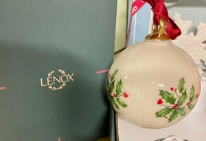 lot 304 image: Fiesta, Lenox, Wedgwood, Orrefors and Spode Ornaments