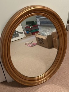 lot 318 image: Beautiful Oval Gold Framed Wall Mirror
