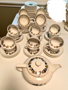 lot 354 image: Partial Set Pembroke Wedgwood China Dishes