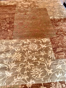 lot 364 image: Gorgeous High End Area Rug