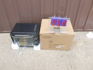 Chefs Mark toaster oven. New in box. Appears oil has leaked on box during shipment. As shown.