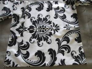 lot 51 image: 5 - 18 inch BlackWhite Pillow Cove...