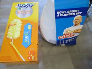 lot 158 image: Swiffer Dusting Kit, Bowl Brush & P...