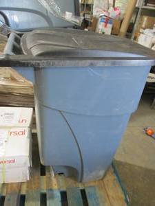 lot 167 image: Large Rubbermaid Trash Can -only on...