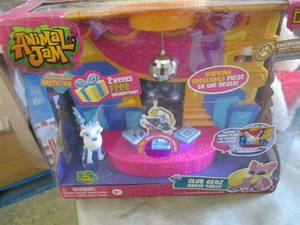 lot 185 image: Animal Jam Club Geoz Playset with E...