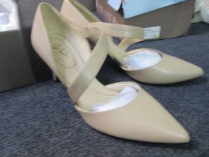 lot 366 image: Ladies Lifestride Suki Heels Size 1...