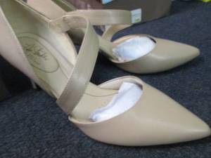 lot 367 image: Ladies Lifestride Suki Heels Size 1...