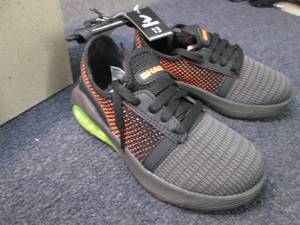 lot 320 image: Youth Size 13 Shaq Lightweight Athl...